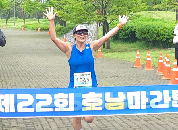 호남마라톤>지난해 하프 부문 1등...올해는 10㎞부문도 섭렵 - 뉴스 썸네일 이미지