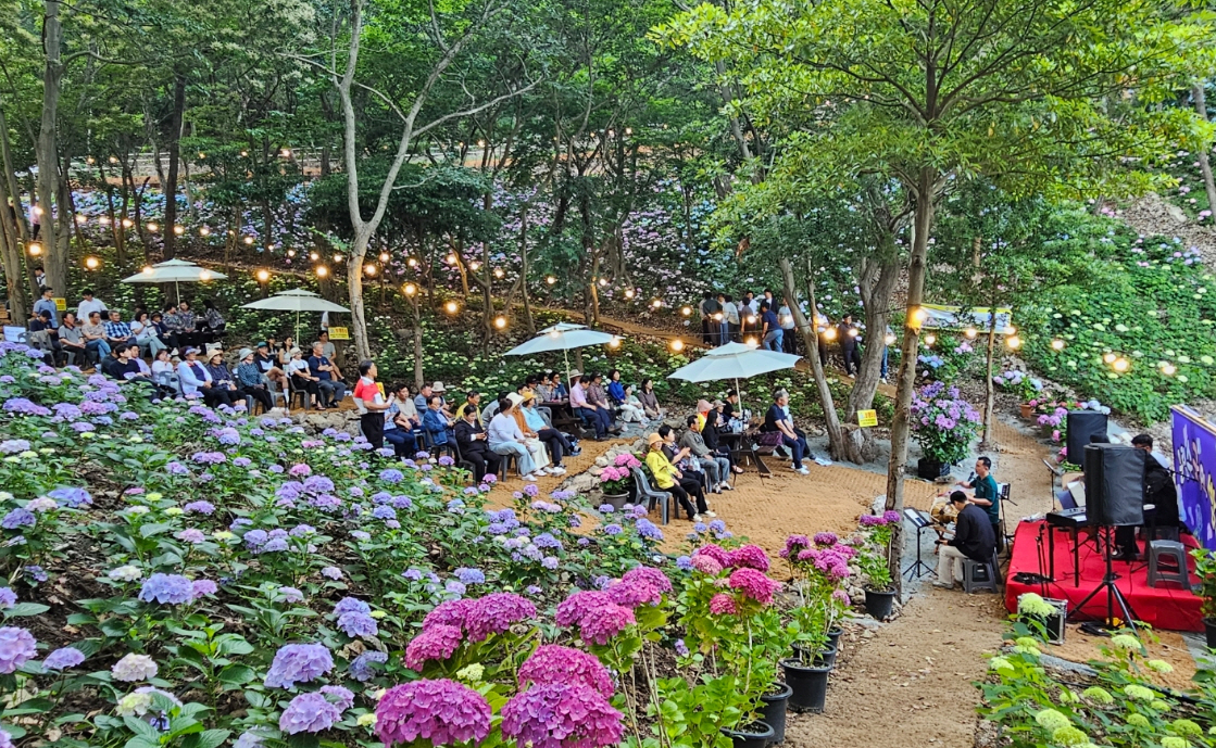 진도군이 ‘365일 꽃피는 진도 만들기’ 사업의 하나로 군내 농공단지와 진도항 일원 등 대규모 꽃단지 10개소를 포함한 총 28만4832㎡ 규모의 꽃길, 꽃동산, 꽃단지에 자체적으로 생산한 꽃모종 31만본을 심고, 꽃씨 7000㎏을 파종해 계절마다 다채로운 풍경을 선사 중이다. 진도군 제공