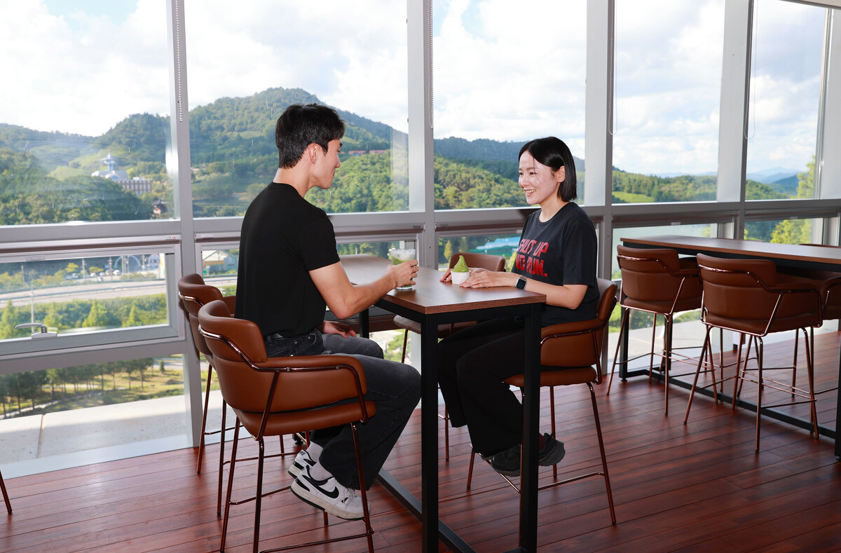 전남 보성군이 봇재 3층을 전면 리모델링해 차밭 경관과 빛의 연출을 동시에 즐길 수 있는 새로운 카페공간을 조성했다. 보성군 제공