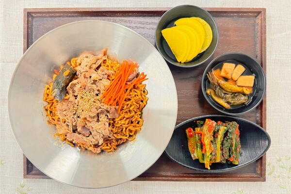 황전(순천방향)휴게소에서 판매되는 짜파구리 갓 김치 세트. 한국도로공사 광주전남본부 제공