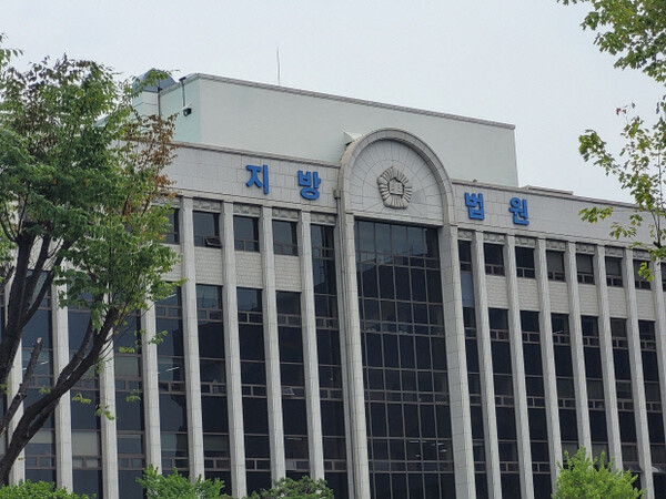 검찰, 교도소에 <b>전자담배</b> 밀<b>반입</b>한 <b>변호사</b> 벌금형 구형