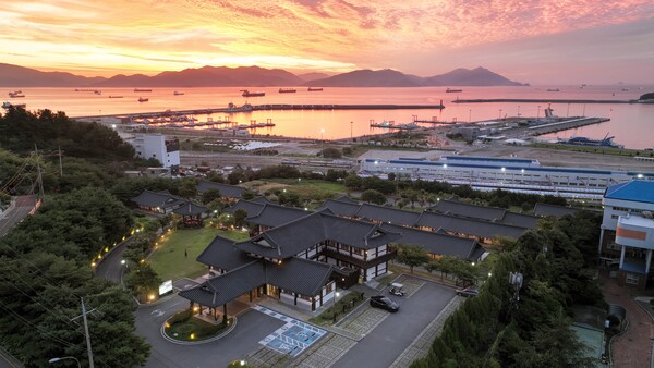 여수의 한옥호텔 오동재 전경. 모든 객실에서 일출을 감상할 수 있다. 전남개발공사 제공