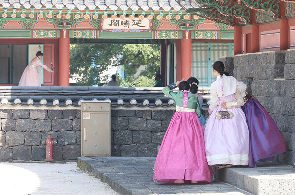 추석 연휴 제주목 관아 찾은 관광객. 연합뉴스