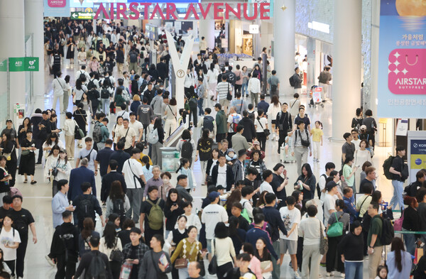 추석 연휴 첫 날인 3일 인천국제공항 제1여객터미널 면세구역이 여행객들로 붐비고 있다. 연합뉴스