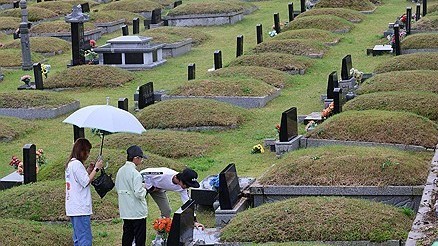 전국 곳곳 성묘·나들이 인파…추석 귀경길 도로는 '몸살'