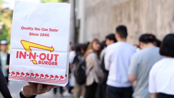 서울 강남구에서 시민들이 인앤아웃 버거를 구매하기 위해 줄을 서 있다. '미국의 3대 버거'로 유명한 인앤아웃 버거는 버거 메뉴 3종을 선착순 한정 판매한다. 연합뉴스