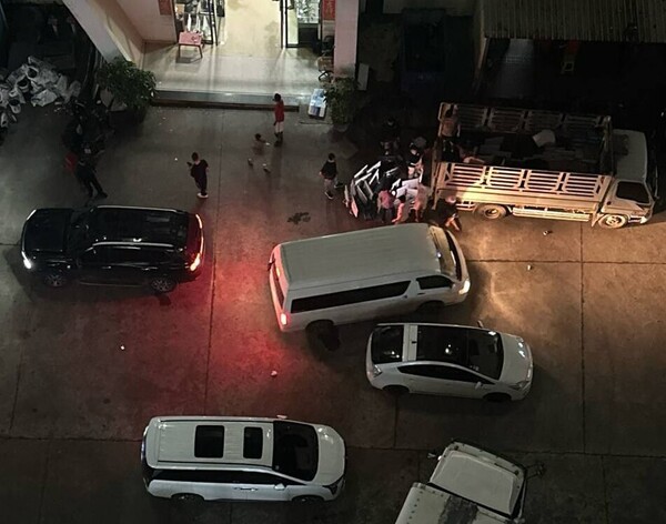 캄보디아로 추정되는 한 범죄단지에서 조직원들이 다른 지역으로 이동하려는 모습. 연합뉴스