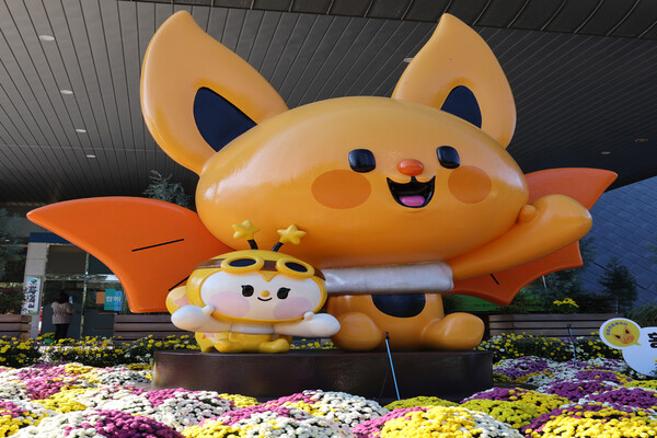 함평관광캐릭터인 황박이와 뽐비