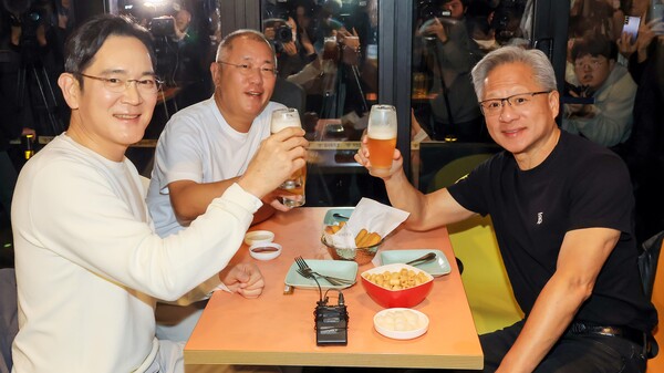 젠슨 황 엔비디아 최고경영자가 지난 10월 30일 서울 삼성동 한 치킨집에서 이재용 삼성전자 회장, 정의선 현대차그룹 회장과 치맥 회동을 하고 있다. 공동취재단