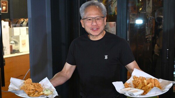 젠슨 황 엔비디아 최고경영자가 지난 30일 서울 삼성동 한 치킨집에서 시민들에게 치킨을 나눠주고 있다. 공동취재단