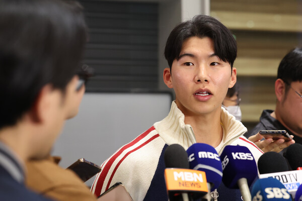 미국프로야구 메이저리그(MLB) 월드시리즈에서 우승한 로스앤젤레스 다저스의 김혜성이 지난 6일 인천국제공항을 통해 귀국해 취재진의 질문에 답하고 있다. 연합뉴스