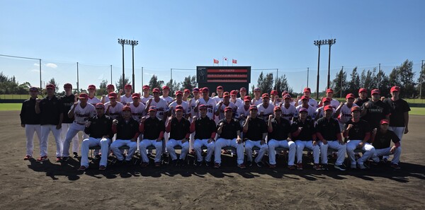 KIA 타이거즈 선수단이 23일 일본 오키나와 마무리캠프를 마치고 기념촬영을 하고있다. KIA 제공