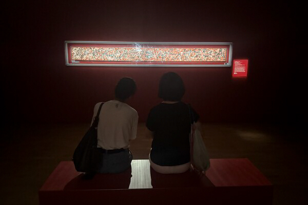 국립아시아문화전당(ACC) 문화창조원 복합전시 6관에서 개최된 '뉴욕의 거장들'을 찾은 관람객들이 잭슨 폴록의 2000억 대작 '수평적 구조'(Horizontal Structure)를 감상하고 있다. 내년 하반기 이곳에서 19세기 프랑스 인상주의 화가들을 소개하는 특별기획전이 열린다. 박찬 기자