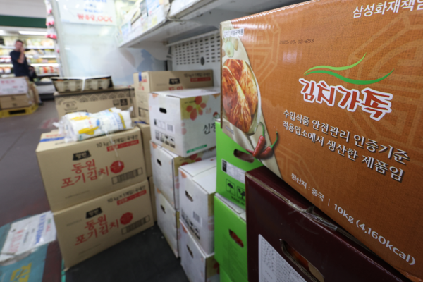 마트에 진열된 수입산 김치. 연합뉴스