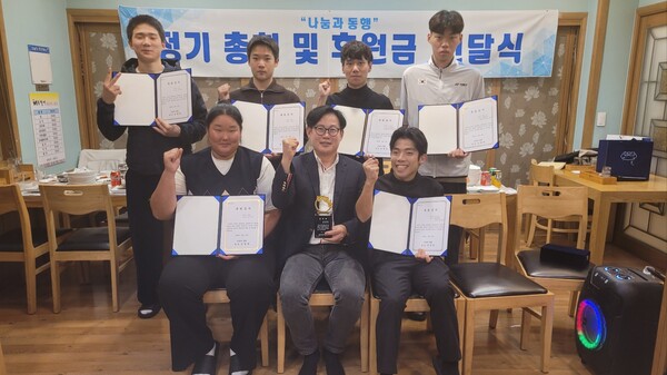 광주광역시장애인체육회가 24일 ‘2025년 나눔과 동행 정기 총회 및 후원금 전달식’에서 선수 후원금을 받았다고 밝혔다. 사진은 김경원 회장(1열 가운데)과 후원을 받은 선수들.  광주광역시장애인 체육회 제공