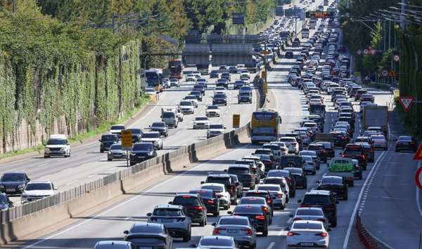 추석 연휴 엿새째인 8일 서울 서초구 잠원나들목 인근 경부고속도로 하행선(오른쪽)이 차량들로 붐비고 있다. 연합뉴스