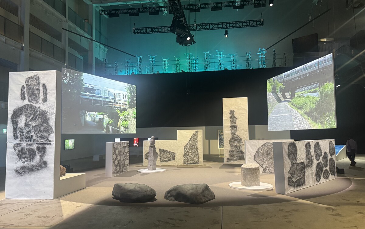 국립아시아문화전당(ACC) 개관 10주년 특별전시 '봄의 선언'에 전시된 이끼바위쿠르르 작가의 혼합 매체설치 작품 '누가 마을을 잊었는가'. 박찬 기자