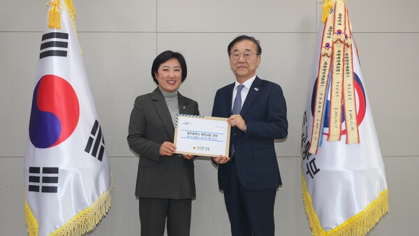 신수정 광주시의회 의장은 24일 김윤덕 국토교통부 장관을 만나 광주 핵심 현안 사업에 대한 정부의 적극적인 지원을 요청했다.