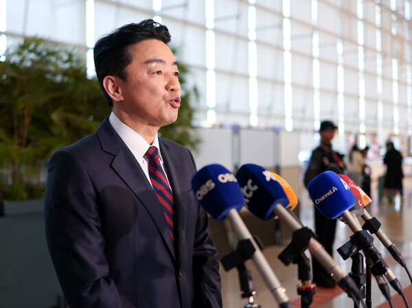 대통령 전략경제협력 특사로 임명된 강훈식 대통령 비서실장이 13일 인천국제공항 제1여객터미널 출국장에서 아랍에미리트(UAE) 아부다비로 출국하기 전 취재진과 약식 인터뷰를 하고 있다. 연합뉴스