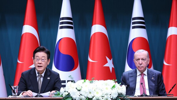 이재명 대통령과 레제프 타이이프 에르도안 튀르키예 대통령이 24일(현지시간) 튀르키예 앙카라 대통령궁에서 공동언론발표를 하고 있다. 연합뉴스