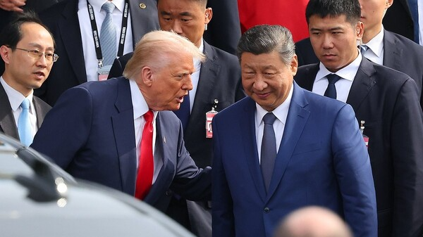 도널드 트럼프 미국 대통령과 시진핑 중국 국가주석이 지난 10월 30일 부산 공군 제5공중기동비행단 내 나래마루에서 미중 정상회담을 마친 뒤 회담장을 나서며 대화하고 있다. 연합뉴스