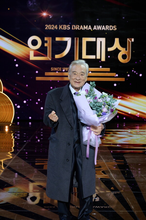 배우 이순재가 KBS 연기대상을 거머쥐었다. KBS 역대 최고령 대상 수상자다.이순재는 '2024 KBS 연기대상'에서 대상 수상자로 호명됐다. 연합뉴스