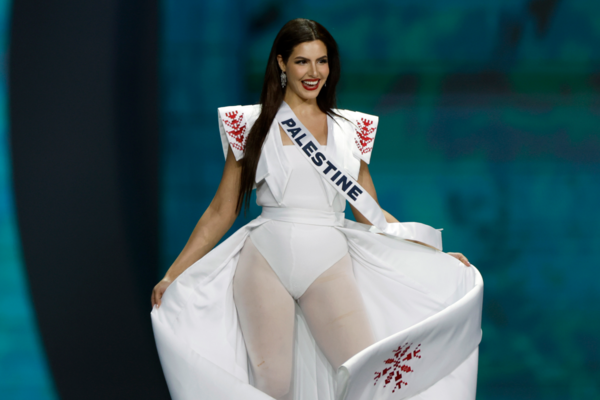 21일(현지시간) 미스 유니버스 무대에 선 미스 팔레스타인 나딘 아유브. 연합뉴스