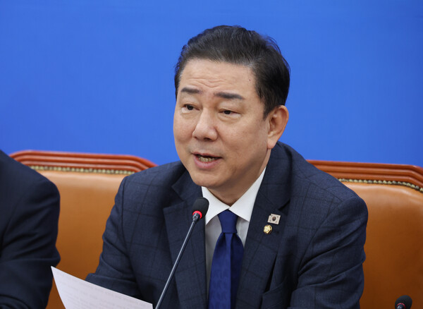 더불어민주당 김병기 원내대표가 25일 서울 여의도 국회에서 열린 원내대책회의에서 발언하고 있다. 연합뉴스