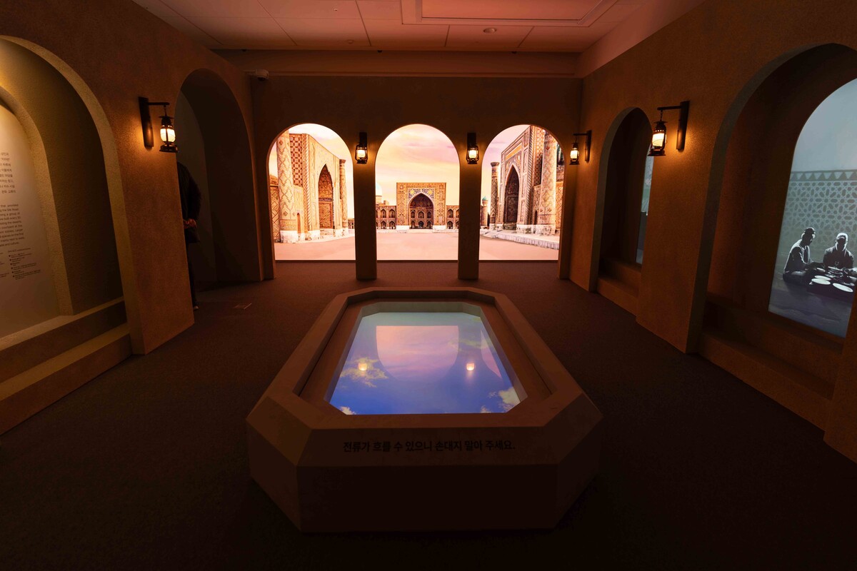 국립아시아문화전당(ACC)이 상설전시 '길 위의 노마드'를 아시아문화박물관 중앙아시아실에서 선보인다. 사진은 1부 '카라반의 숨결이 쉬어간 자리'. ACC 제공