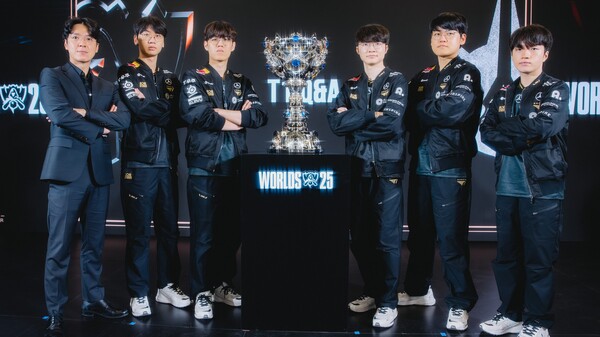 월드 챔피언 T1이 사상 처음으로 LoL 월드 챔피언십에서 쓰리핏(3-peat·3연속 우승)이라는 대기록을 썼다. 왼쪽부터 김정균 감독, '도란' 최현준, '오너' 문현준, '페이커' 이상혁, '구마유시' 이민형, '케리아' 류민석. 이중 이민형은 시즌 종료 후 한화생명e스포츠로 이적. 라이엇게임즈 제공