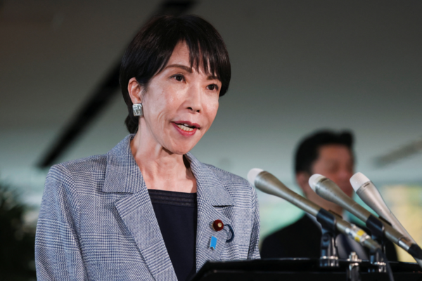 총리 관저에서 취재진과 만난 다카이치 총리. 연합뉴스