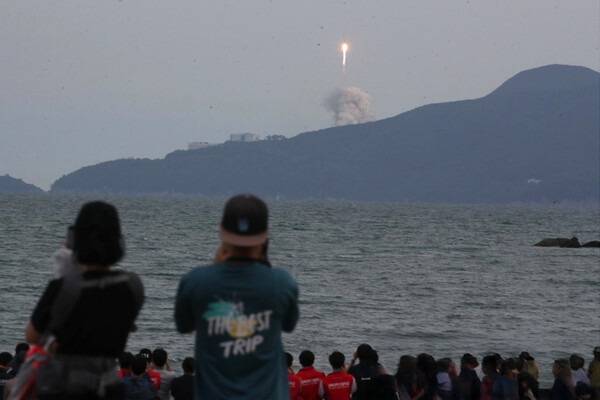 25일 오후 전남 고흥군 영남면 남열해수욕장에서 시민들이 실용위성을 싣고 우주로 향하는 한국형 발사체 누리호(KSLV-Ⅱ)를 지켜보고 있다. 연합뉴스