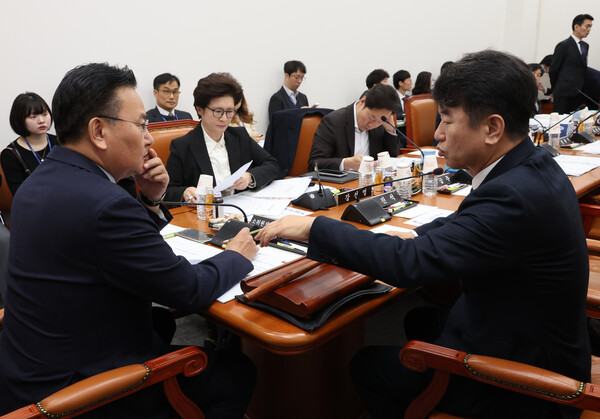 25일 서울 여의도 국회 운영위원회에서 열린 예결소위에서 여야 간사인 더불어민주당 문진석 원내운영수석부대표(오른쪽)와 국민의힘 유상범 원내운영수석부대표(소위원장)가 대화하고 있다. 연합뉴스