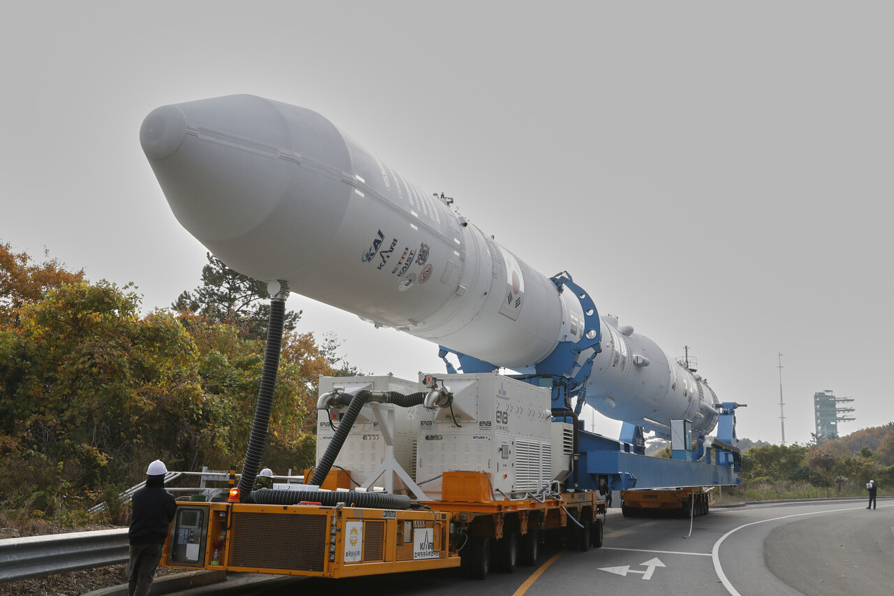 발사대로 이송되는 누리호. 연합뉴스