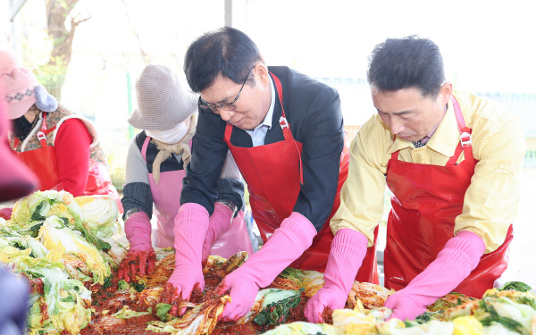 오는 12월 4일까지 함평군 새마을부녀회가 9개 읍면에 김장김치를 전달하는 ‘2025 사랑의 김장김치 나눔행사’를 진행한다. 함평군 제공
