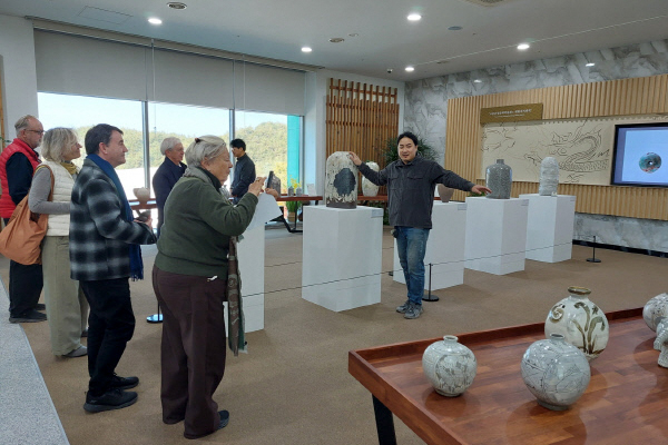 지난 24일 국외 도자기 수집가 5명이 고흥군 분청문화박물관을 방문했다. 고흥군 제공