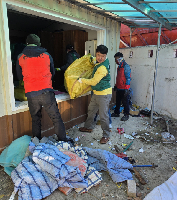 화순군 장애인 부부가정의 장기간 방치된 생활폐기물을 수거하는 모습. 화순군 제공