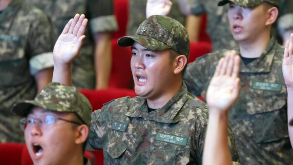 이재용 삼성전자 회장의 장남 이지호 씨 등이 지난 9월 23일 경남 창원시 진해구 해군사관학교 웅포 강당에서 열린 '제139기 해군 사관후보생 입교식'에서 선서하고 있다.연합뉴스