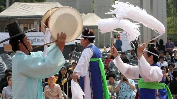 지난 2009년 9월 16일 오전 서울 용산구 국립중앙박물관에서 개막된 '2009 대한민국 전통연희축제'에서 관계자들이 고유제로 동해안별신굿을 선보이고 있다. 연합뉴스