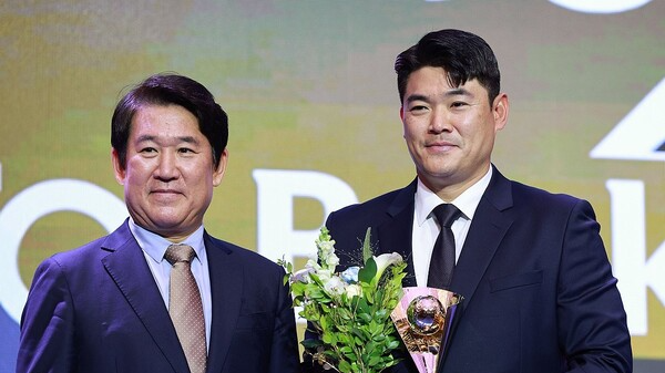 지난 24일 서울 송파구 롯데호텔 월드에서 열린 2025 신한 SOL뱅크 KBO 시상식에서 KBO리그 투수 부문 홀드상을 수상한 SSG의 노경은이 포즈를 취하고 있다. 연합뉴스