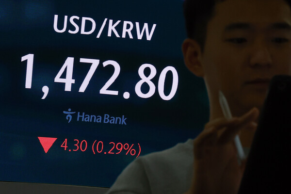 지난 25일 서울 중구 하나은행 본점 딜링룸에서 딜러들이 업무를 보고 있다. 연합뉴스