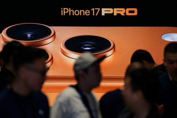 애플의 아이폰17 시리즈 판매가 시작된 지난 9월 19일(현지시간) 중국 베이징의 한 애플스토어 앞에 사람들이 몰려 있다. 연합뉴스