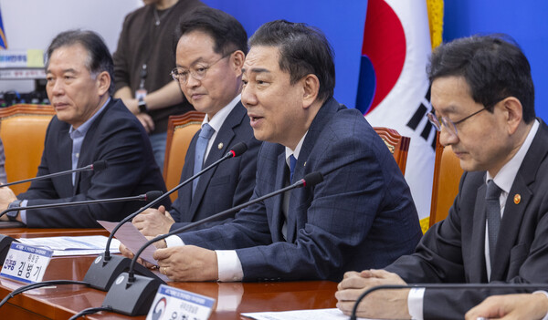 더불어민주당 김병기 원내대표가 25일 국회에서 열린 APEC 성과확산 및 한미관세협상 후속지원위원회 1차 회의에서 발언하고 있다.  연합뉴스