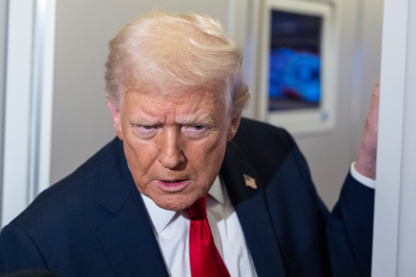 에어포스원에서 기자들에게 답변하는 도널드 트럼프 미국 대통령. 연합뉴스