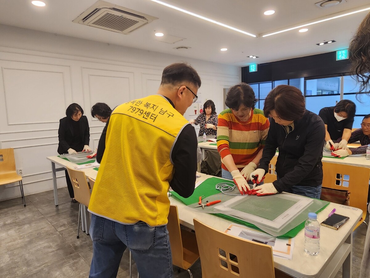 광주광역시 남구 행복한 복지 7979센터에서 우리동네 맥가이버 봉사단원들이 교육을 받고 있다. 광주 남구 제공
