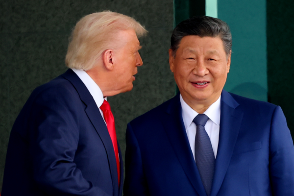 도널드 트럼프 미국 대통령과 시진핑 중국 국가주석이 지난달 30일 부산 김해공군기지 의전실 나래마루에서 미중 정상회담을 마친 뒤 회담장을 나서며 대화하고 있다. 연합뉴스