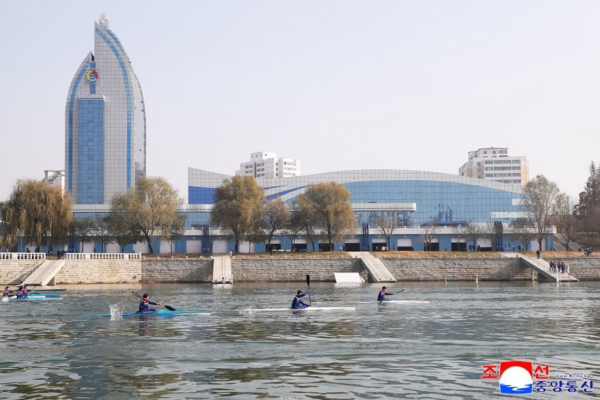 평양 대동강변에 2만여㎡ 연건축면적에 수영장과 실내종합훈련장. 연합뉴스