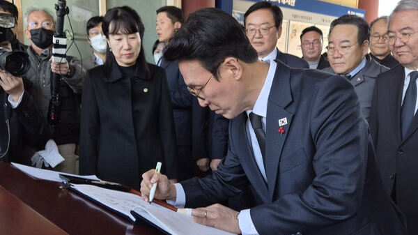 김민석 국무총리가 26일 광주 북구 국립5·18민주묘지를 방문해 참배를 앞두고 방명록을 작성하고 있다. 민현기 기자