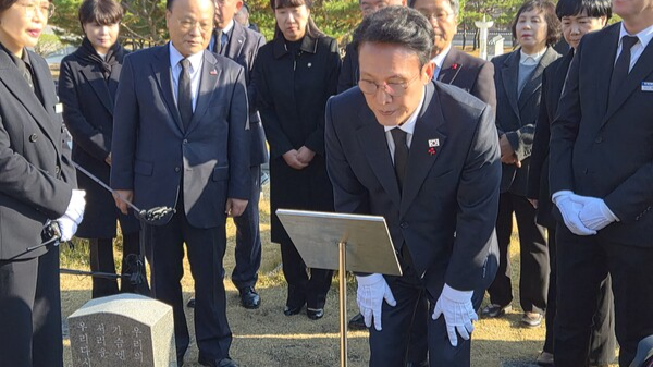 김민석 국무총리가 26일 오후 광주 북구 국립5·18민주묘지 내 문재학 열사 묘를 살펴보고 있다. 민현기 기자