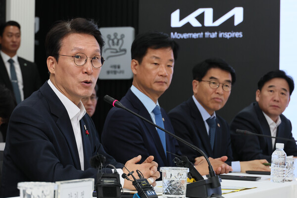 김민석&nbsp;국무총리가 26일 광주 서구 기아 오토랜드 광주공장을 방문, 송호성 기아 사장 등 경영진과 환담하고 있다. 연합뉴스